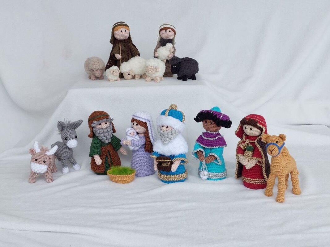 Krippenfiguren Maria Josef Jesuskind und Krippe