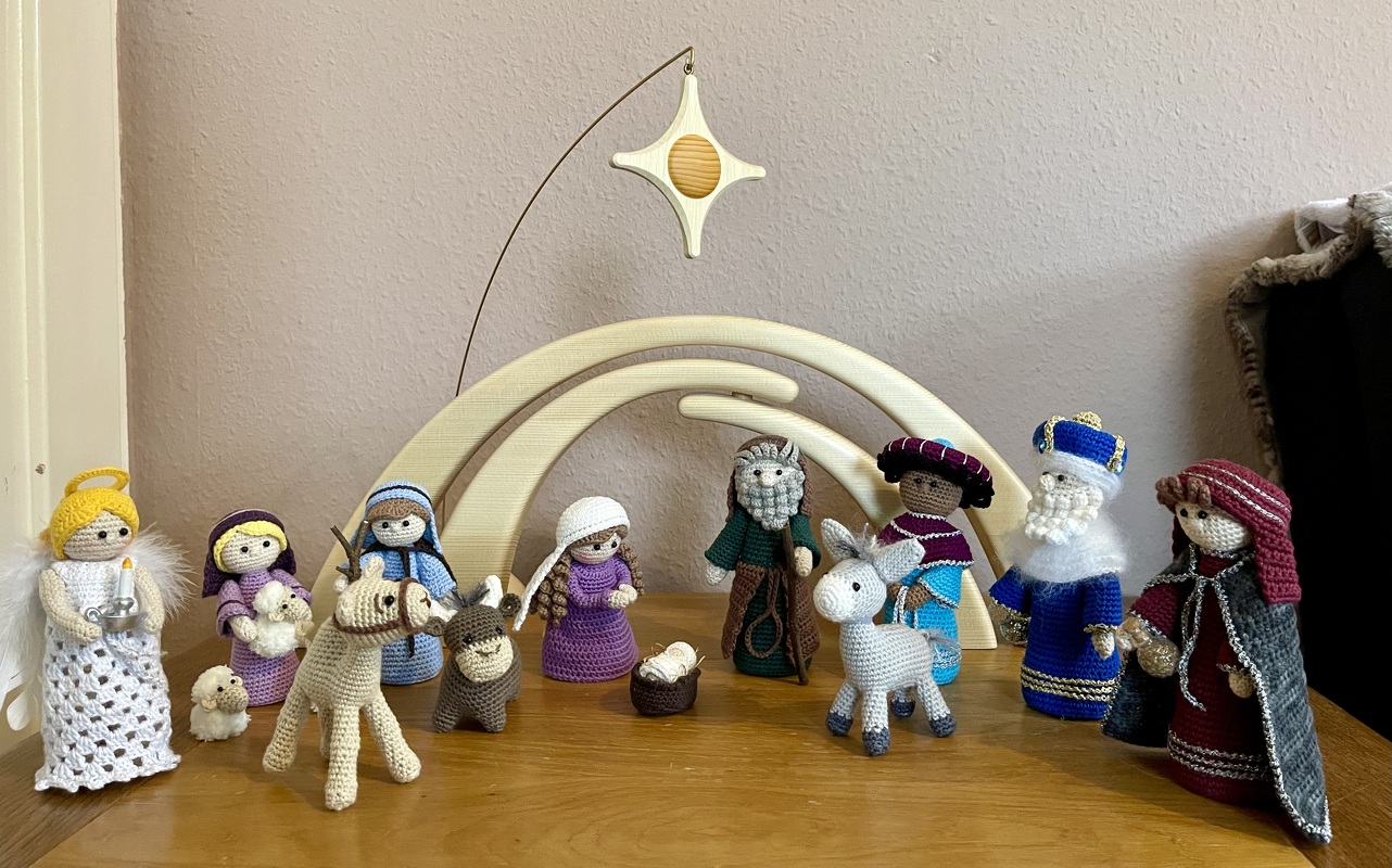 Krippenfiguren Maria Josef Jesuskind und Krippe