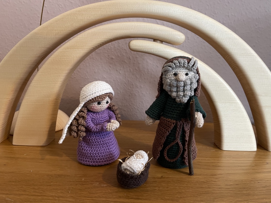 Krippenfiguren Maria Josef Jesuskind und Krippe