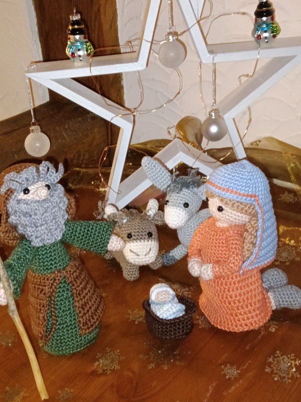 Krippenfiguren Maria Josef Jesuskind und Krippe