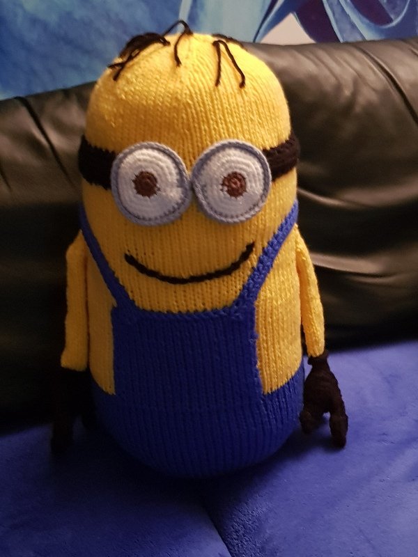 Schlaf-gut-Minion, Tag- und Nacht-Minion Nackenrolle, Kissen, Kuscheltier – Pdf Strickanleitung
