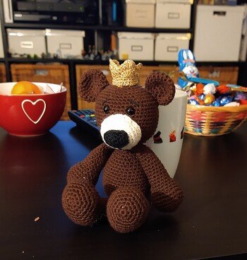 Hat alles wunderbar geklappt,sehr gut erklärt.
Auch wo und wie angenäht werden soll kann man gut den Bildern entnehmen. Krone aus einer anderen Anleitung,soll ja ein Berliner Bär sein.🙂