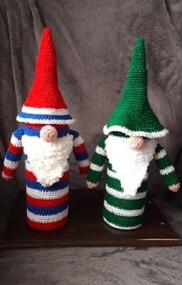 Hier kommen noch zwei Wichtel in den Vereinsfarben meiner zwei Fußballfans. Waren ein schönes Weihnachtsgeschenk.