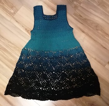 schöner figurumspielender Schnitt für über T-Shirt und Leggings