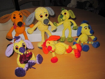 Meine bunte Bande. Jeder bekommt den Wuschel mit seinen oder ihren Lieblingsfarben.
Geht auch prima als Überbringer von kleinen Geschenken (siehe vorn links).