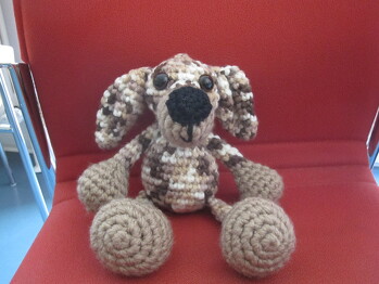 Schnellstrickwolle! Damit wird der Schlüsselanhänger sooo groß. Hat super geklappt.