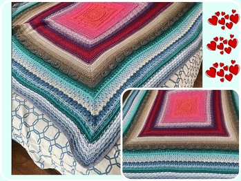 Eine wunderschöne Anleitung mit sehr viel Muster-Abwechslung, wo das Häkeln nie langweilig wird. Die Anleitung ist sehr ausführlich geschrieben und alles ist sehr gut erklärt.
Meine Decke ist 1,95 x 1,95 m groß geworden und ich habe fast genau 6.400 m Wolle verbraucht. Meine Elfen-Bobbel sind von Alina Dalichau https://elfentraeume-fabelhafte-farbverlaufsgarne.de und heißen Christkindlesmark (24 Knoten Bobbel, 1600m) und Adventskranz 2 (bestehend aus 4 Bobbel, je 1200 m).