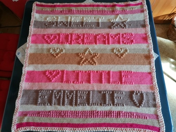 Mit dieser gut verständlichen Anleitung bin ich sofort zurecht gekommen. Dafür 💚lichen Dank aus Kufstein. Es war ein Wunschprojekt meiner Nichte, sie stellte  die Wolle zur Verfügung und bestimmte die Größe der Decke.