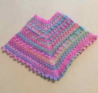 Es ist eine schöne verständliche Anleitung  ich habe Wolle mit Verlaufs Farben genommen und die
Reihen mit normalen Stäbchen ins hintere Maschenglied eingestochen das gab noch einen schönen Effekt !