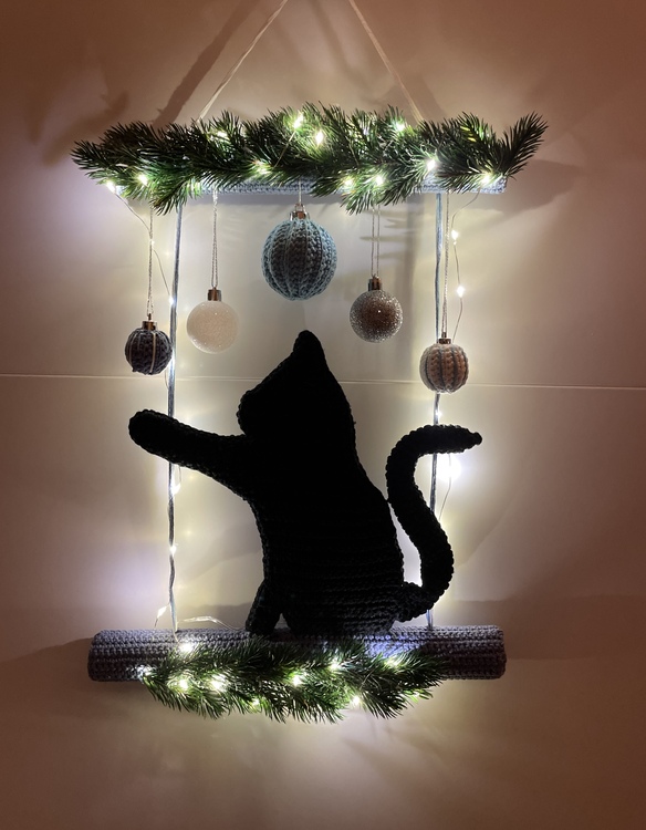Häkel-Deko Kleine, dicke Weihnachts-Katze - Hängedeko für Tür &amp; Wand