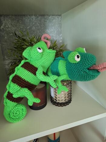 Anleitung war gut zu verstehen, nur bei den Beinen musste ich erstmal genauer lesen und probieren.
Jedenfalls war die Beschenkte sehr begeistert.
#Amigurumi #Chamäleon