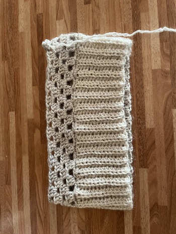 Ich habe grad kommentiert, aber das Bild nicht einfügen können.
Vielleicht ist meine Wolle zu weich , so dass Löcher zwischendrin entstehen 🤷‍♀️