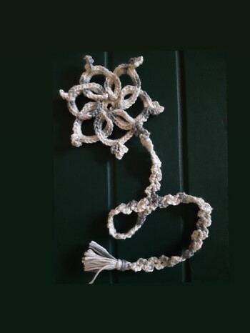 Ich habe dieses wunderschöne und super erklärtes Lesezeichen mit weiß grauer Baumwolle gehäkelt, Nadel war eine 3