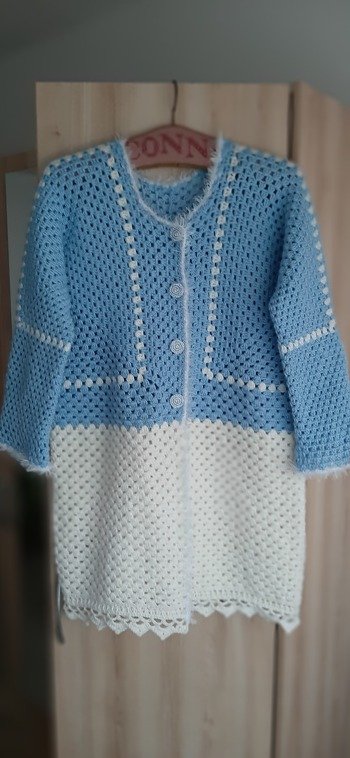 Die Anleitung von Petra Perle war gut zu verstehen, bis auf die Borte unten herum. Da hatte ich Probleme damit, was aber nicht an der Anleitung liegen muss.
Ich habe mich dann für eine andere Borte entschieden.
Dennoch bin ich mit dem Ergebnis zufrieden und finde die vielen ausgefallenen Handarbeiten von Petra Perle einfach klasse.