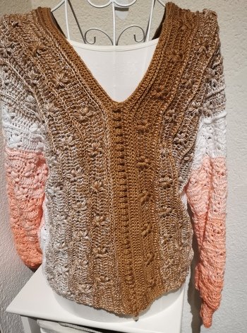 Bei dieser Version des Pullis, habe ich mehr Blüten eingearbeitet, als in der Anleitung beschrieben.