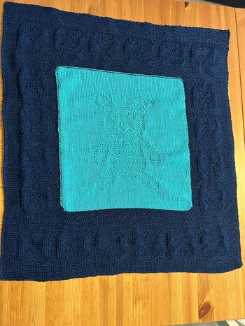 Vielen Dank für die Anleitung, die wirklich super war; ich habe selten eine so detaillierte und gut gemachte Anleitung gesehen. Ganz großen Respekt dafür, da steckt unglaublich viel Arbeit drin.
Ich habe das Design etwas verändert und hoffe, das Ergebnis gefällt Dir auch, liebe Froschoma_Mona.
Liebe Grüße, Andrea