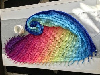 Ein wunderschönes Tuch. Werde es mit Sicherheit noch in weiteren Farben anfertigen.
Vielen Dank für diese tolle Anleitung.