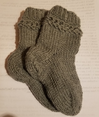 Hübsche Socken. Obwohl ich ein paar Fehler in der Anleitung entdeckt habe, habe ich es gut hinbekommen.
z.B.in Runde 5: die nächste Masche von der linken auf die rechte Masche heben. Das zweite Masche muss Nadel heissen. ;))