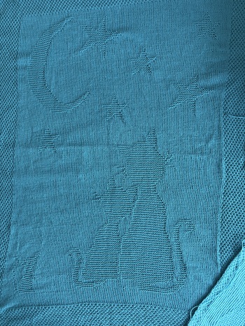 Die Anleitung ist wirklich gut, klar viel zu zählen, aber das Ergebnis überzeugt.
Ich freue mich schon, die Babydecke der frischgebackenen Mama zu schenken