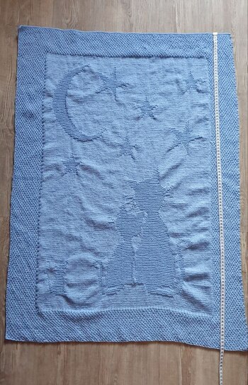 Hallo Sonja,
jetzt ist die Decke endlich fertig. Sie muss nur noch etwas gespannt bzw. leicht gedämpft werden.
Das Stricken hat sehr viel Spaß gemacht, obwohl die Reihen, gefühlt, endlos lang waren.
Ich hab etwas mehr als 3 Knäuel benötigt (hatte zum Glück 4 Stück gekauft)
Vielen Dank nochmals für die tolle Anleitung nach der man wirklich gut stricken konnte. Ich habe sehr viel mit Maschenmarkierern gearbeitet (nach den Randmaschen im Abstand von je 10 Maschen und in der Höhe nach den Randreihen auch nach jeweils 10 Reihen), dass hat das Zählen sehr vereinfacht und die Kontrolle, ob sich nicht doch ein Fehler eingeschlichen hat, war einfach.
VG Babett