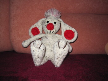 Mein Erwin hat Taschenformat- 23cm. Gehäkelt mit Acrylwolle (133m auf 50g) und einer 2,5er Nadel.