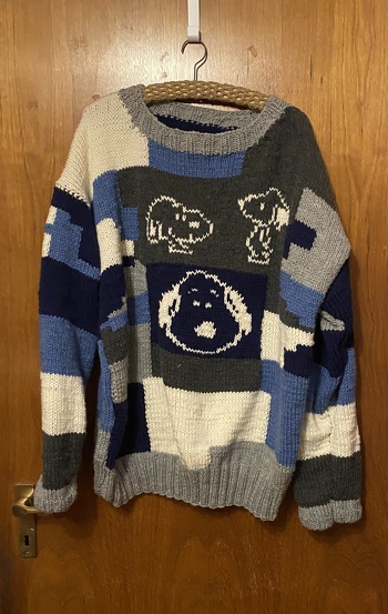 Ich habe mich beim Stricken des Pullovers nicht ganz an die Anleitung gehalten. Den Rücken habe ich übernommen, aber die Ärmel und das Vorderteil nach eigener Vorstellung gestrickt.