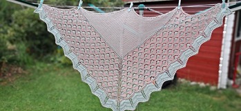 Sehr gut verständliche Anleitung. Gestrickt mit Friends Wheel von Hobbii ( Fingering), kann es mir für den Winter aber auch sehr gut mit dickerem und evtl. Verlaufsgarn vorstellen.