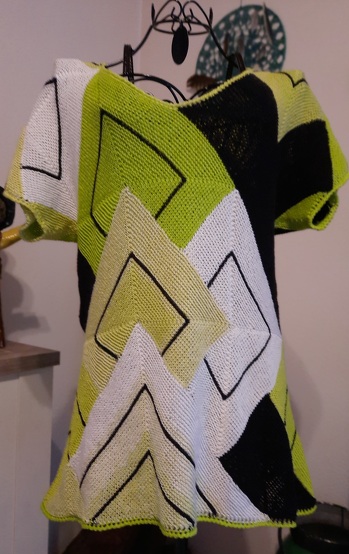 Den Patchy-Pulli zu stricken ist ein reines Vergnügen! Ich habe einen Farbverlaufs-Bobbel verwendet und NS 3,5