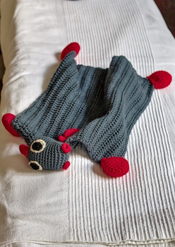 Ich habe ein ganz anderes Garn genommen, weil es ein Spontanprojekt war. Daher ist es nicht so flauschig, dafür fusselfrei.
Arbeitszeit ca. 1 Tag