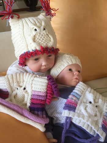 4 Eulenmützen auf meinen zwei Puppen. Die Anleitung ist übersichtlich und komplett. Herzlichen Dank.