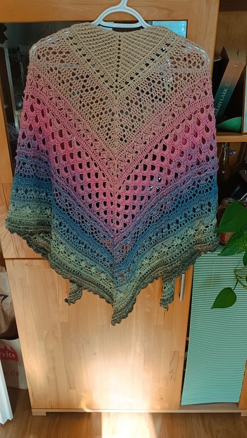 Dreieckstuch Balta von KleinesFeines gehäkelt mit dem Wooly Rebegga (meine einstige Wunschwicklung) in normalem Tuchverlauf