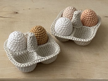 Tolle Anleitung und nicht kompliziert! Ich hab gleich zwei Kartons gehäkelt und sie zusätzlich mit Maisstärke-Lösung gestärkt und jetzt kann man sie sogar stapeln :)