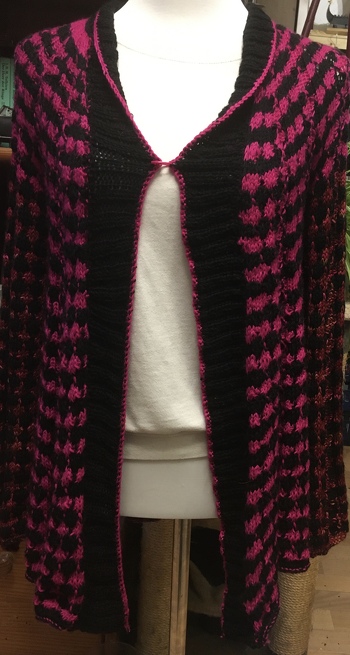 Eine tolle Anleitung und sehr gut erklärt….man kann die Jacke auch mit anderer Wolle stricken…. Meine ist aus 2 verschieden Sorten Sockwolle 6 fädig also auch gut für die kältere Jahreszeit