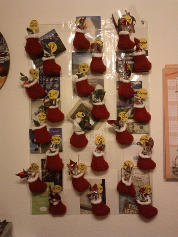 Es hat einige zeit gedauert, bis alle Söckchen gestrickt und befüllt waren, aber mein Freund hat sich sehr gefreut und der Adventskalender hat viel Lob und Anerkennung geerntet!
