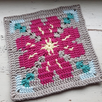 Schönes Granny, dass ich für ein Kissen brauche, bei dem der Lederbezug unschön aussieht. Durch das dicht gehäkelte Muster wird es gut abgedeckt und sieht nicht nach 0815 aus.
Etwas mühsam ist es schon, da man mit 3 Fäden gleichzeitg arbeitet. Aber wenn man die 3 Wollknäuel um sich rum verteilt, vertüdert sich nichts.
Fäden werden mit eingearbeitet, so dass am Ende nur 2, 3 Fäden vernäht werden müssen.
Mein Granny habe ich mit Wollmix Baumwolle/  Acryl gearbeitet.
Faden: 100g mit ungefähr 300 (?) m Lauflänge
Nadel: Nr. 3
Größe: 17 cm
Viele Dank liebe Petra Perle