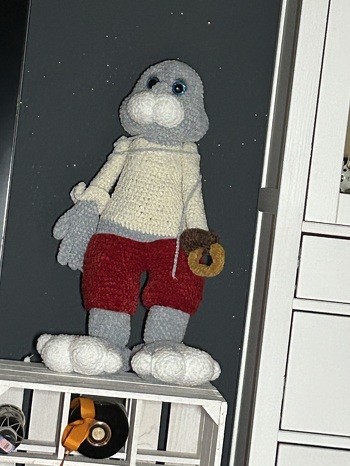 er ist noch nicht fertig die Arme sind erstmal nur positioniert und der Kopf aufgelegt. Ich wollte wissen wie es aussieht und wirkt… aber er lehnt an der Wand weil er nicht steht die Beine kippen entweder nach vorn oder hinten um. Unten am Fuß. Die Holzspieße sind noch nicht drin!