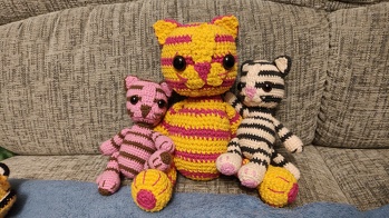 Die beiden kleinen Kätzchen sind während des Mystery-CALs entstanden. Meine Kinder waren der Meinung, dass sie unbedingt noch eine Mama-Katze brauchen, also habe ich nochmal die Nadel geschwungen (NS 4).
Hat sehr viel Spaß gemacht!