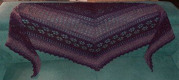 Das war ein wunderbarer CAL, der viel Spaß gemacht hat. Dank der flachen Form habe ich Dreieckstücher wieder mehr für mich entdeckt. Es werden noch weitere folgen. Vielen Dank liebe Claudia.