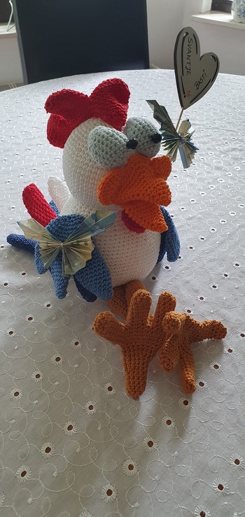 Die Anleitung war klasse - danke dafür. Es hat alles super geklappt und dadurch richtig Spaß gemacht. In die oberen Schwanzfedern hab ich für die bessere Standfestigkeit noch ein Stückchen Chenilledraht gesteckt.