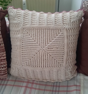 Auch hier habe ich den Außenteil d. Kissens mit Pentradium gehäkelt.