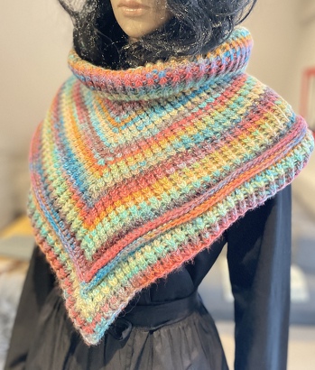 Ich habe ihn mit einem Cookie von Järbo gehäkelt. Kuschelig warm! Sehr schöne, fernsehtaugliche Anleitung!