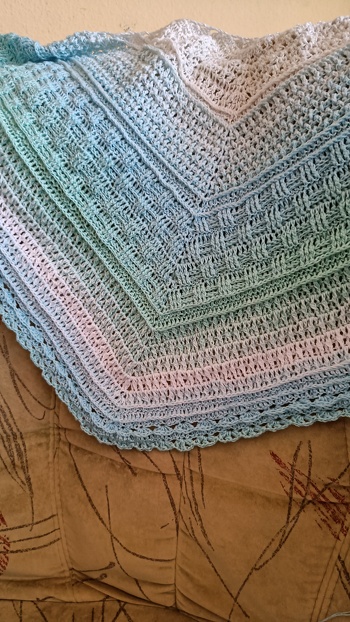 Ein sehr schönes Tuch mit einem tollen Mustermix,das nicht langweilig ist. Die Anleitung ist super mit Häkelnschrift gemacht