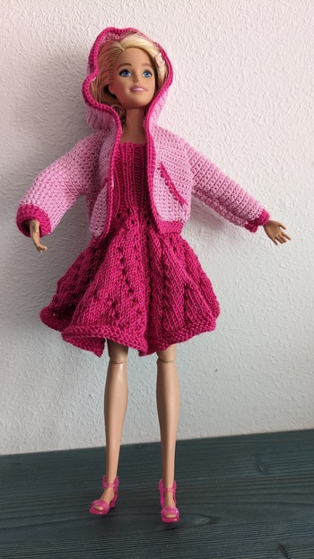 Die Anleitung ist Spitze und das empfohlene Garn verarbeitet sich sehr gut. Ich habe noch eine weitere Jacke gehäkelt, dieses Mal mit Kapuze und ohne Reißverschluss.
Bei Puppen mit beweglichen Handgelenken und gespreizten Fingern empfiehlt es sich, die Ärmelbündchen etwas weiter zu arbeiten.