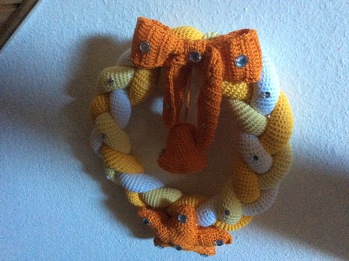 Türkranz zu Weihnachten in den Farben weiß,gelb und orange.
Danke für die Anleitung