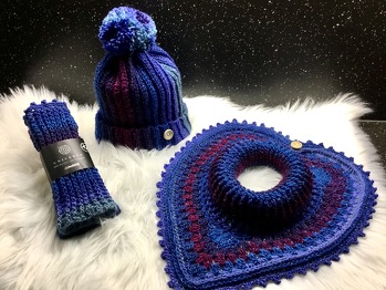 Die 2. Enkeltochter wollte nun auch so einen feinen Herzkragen haben. Hier wurde es gleich ein Set mit Mütze und Pulswärmern, da die ausgesuchte Wolle Universe XL mit Glitzer von Hobbii ausreichend war. Tolle Anleitung. Der 2. Kragen häkelte sich fast von selbst😁. Danke liebe Petra.