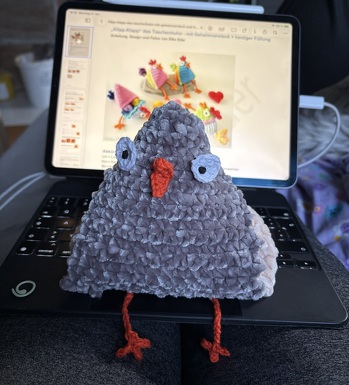 Mein erstes Klipp-Klapp Huhn - ohne Kamm, da es ja eine Klipp-Klapp-Wachtel sein soll :)
Die süße Wachtel wollte natürlich Modell sitzen vor der Originalanleitung