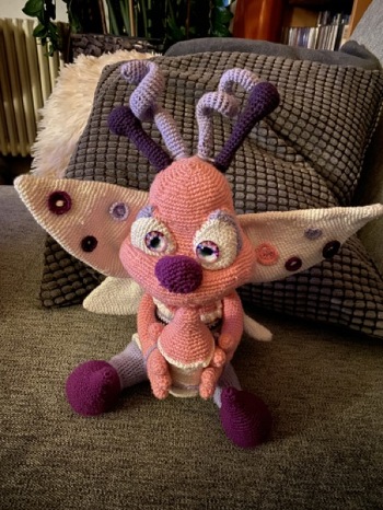 Bei der tollen Anleitung muss es doch klappen. Nicht so schön, wie´s Original, aber ich bin stolz wie Bolle :-) Und das Garn aus der Bobbel Praxis war super......er leuchtet