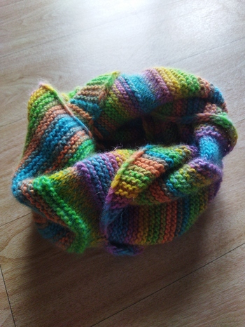 Habe mit weniger Wolle gestrickt. So reicht der Loop nur einmal um den Hals.
Stricken hat bis aufs zusammen stricken super geklappt. Habe aber sofort Hilfe bekommen.