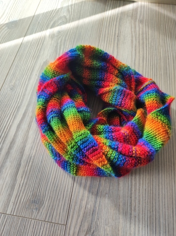 Der Schal ist super geworden und hat viele Komplimente bekommen. Meine Friseurin war davon so begeistert, da musste ich ihn ihr einfach schenken.
Die Anleitung ist einfach und verständlich und der Schal schnell gestrickt.