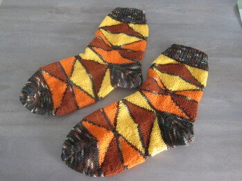 Das 2. Paar Socken hat auch fantastisch geklappt. Man muss sich sehr konzentrieren und kostet einiges an Zeit mehr.Aber es lohnt sich